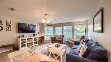 Condo, 2 Bedrooms | Living area