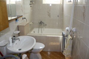 Bathtub, towels