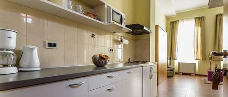 Réfrigérateur, micro-ondes, plaque de cuisson, cafetière/bouilloire