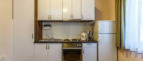 Réfrigérateur, micro-ondes, plaque de cuisson, cafetière/bouilloire