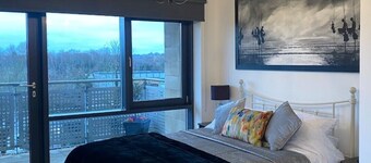 The Olive Tree luxury apartment. Private parking. Balcony with river views.