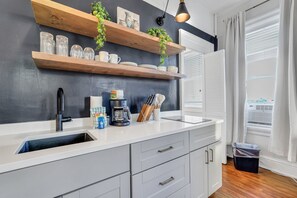 Réfrigérateur, micro-ondes, plaque de cuisson, cafetière/bouilloire