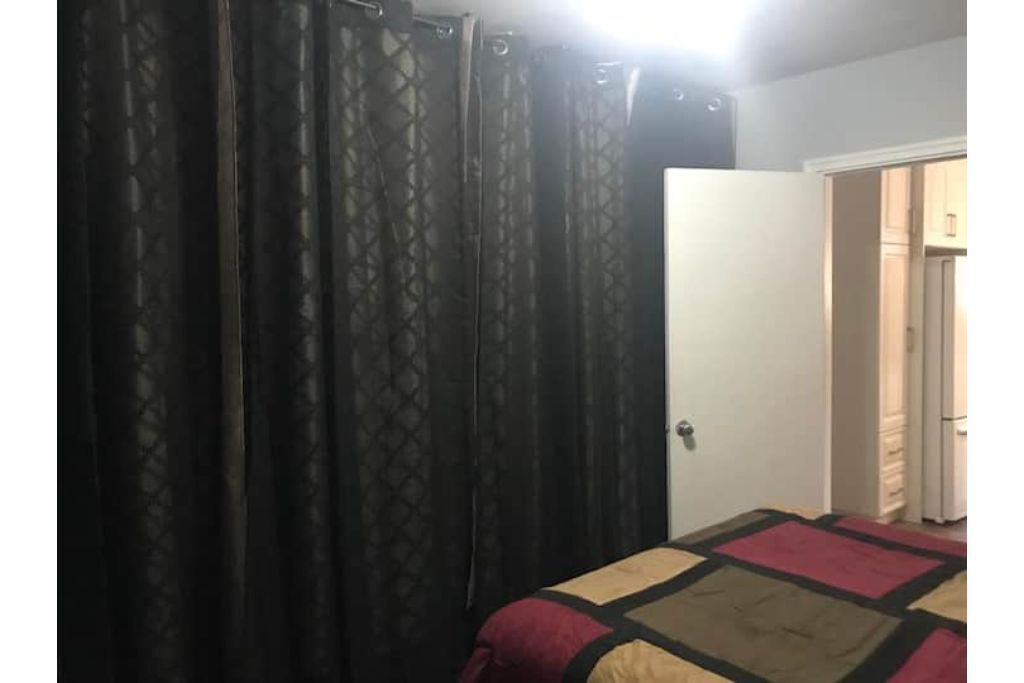 Large adorable 5-1/2, very close to downtown