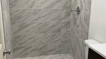 Douche, serviettes fournies, savon, shampoing