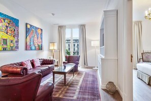 TV, offices - Casa Batlló | Paseo de Gracia - Luxury Historic 4BD 4BTH (Barcelona)