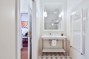 Dusche, Haartrockner, Handtücher