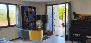 3 Schlafzimmer, Schreibtisch, Bügeleisen/Bügelbrett, Reisekinderbett