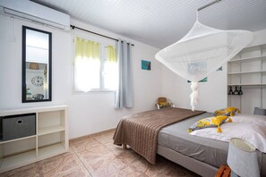3 chambres, bureau, fer et planche à repasser, lit parapluie