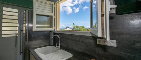 Chuveiro, secador de cabelo, bidê, toalhas de banho