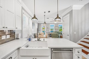 Fridge, microwave, oven, stovetop - Beautiful 4 bedroom|Boat Dock | Pool & Hot Tub | 3 Min to Beach (Mexico Beach)