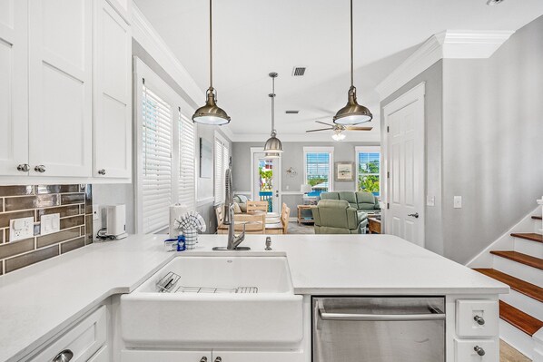 冰箱、微波炉、烤箱、炉灶