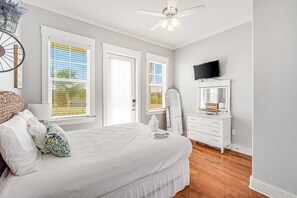 4 bedrooms, iron/ironing board, free WiFi, bed sheets - Canal-front Beach Home w/ Pool & Hot Tub, Gulf (Mexico Beach)