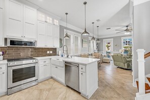 冰箱、微波炉、烤箱、炉灶