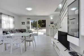 Smart TV, fireplace
