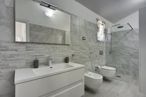 Regadera, secadora de cabello, bidet, toallas 