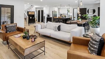 Smart-tv, eldstad och en stereo