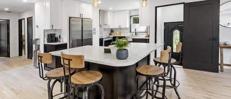 冷蔵庫、電子レンジ、オーブン、コンロ