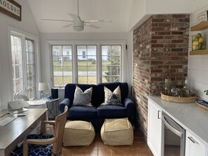 Smart TV, chimenea y oficina 