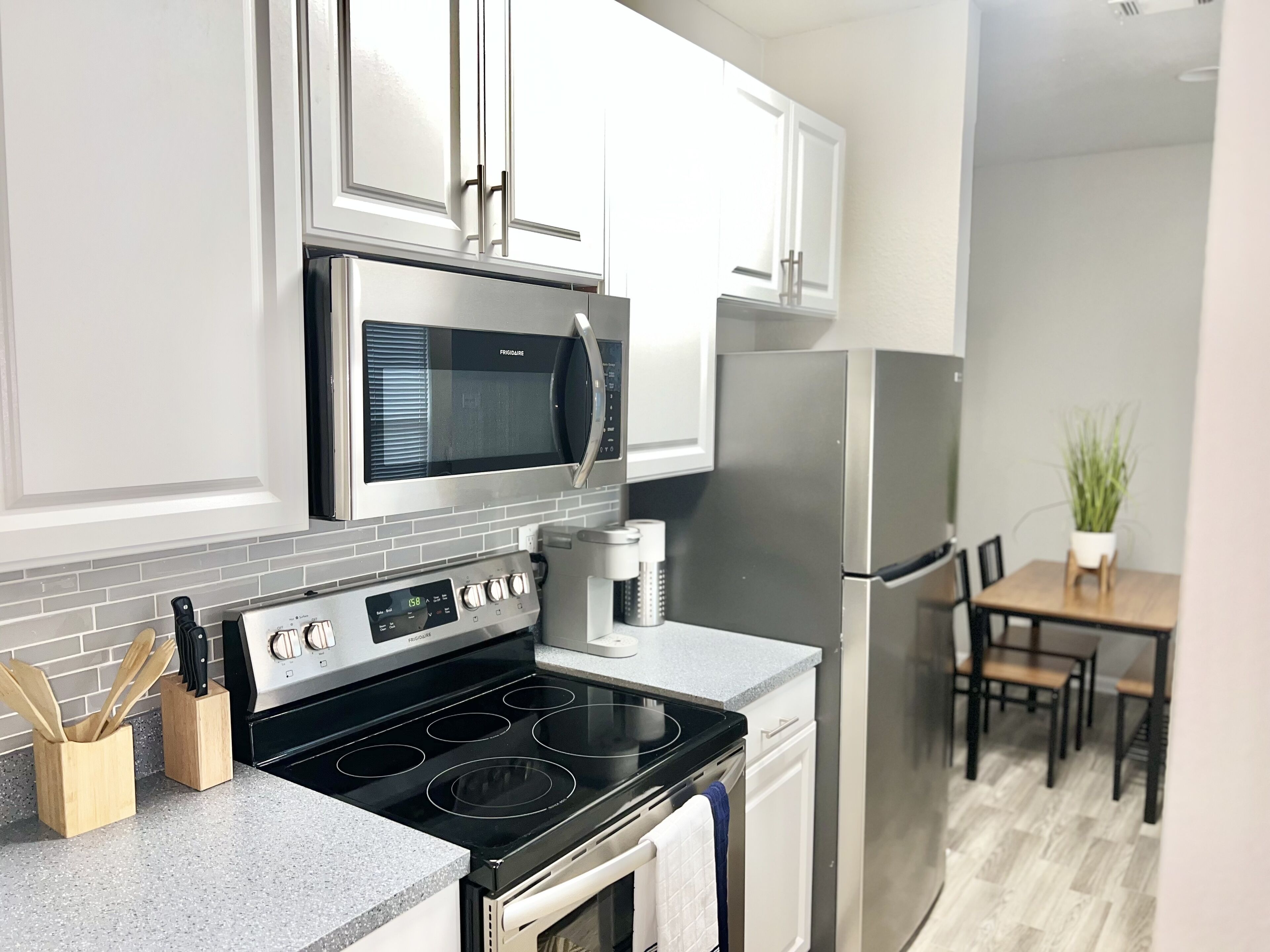 Réfrigérateur, micro-ondes, plaque de cuisson, lave-vaisselle