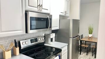 Fridge, microwave, stovetop, dishwasher