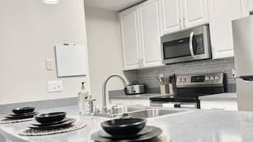 Fridge, microwave, stovetop, dishwasher