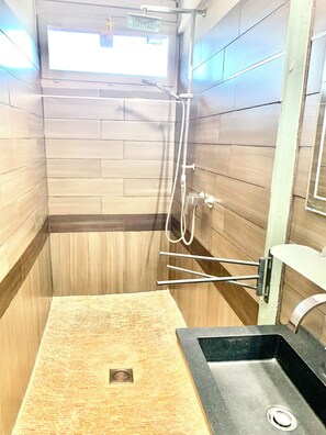 Dusche, Haartrockner, Handtücher, Toilettenpapier