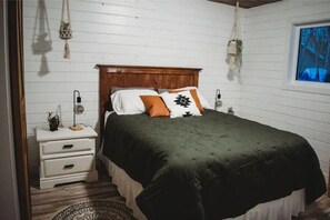 3 bedrooms, travel crib, WiFi, bed sheets