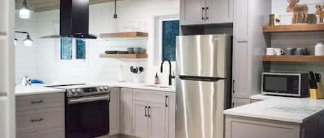 Refrigerador, microondas, horno y parrilla de estufa