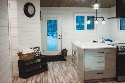 Cozy cabin with outdoor hot-tub