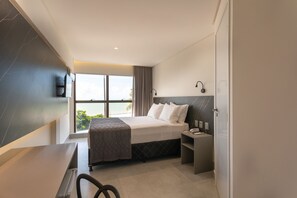 Deluxe tweepersoonskamer, uitzicht op zee | Een bureau, gratis wifi, beddengoed