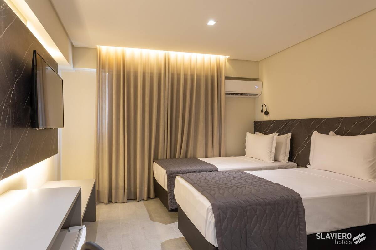 Escritorio, wifi gratis, ropa de cama