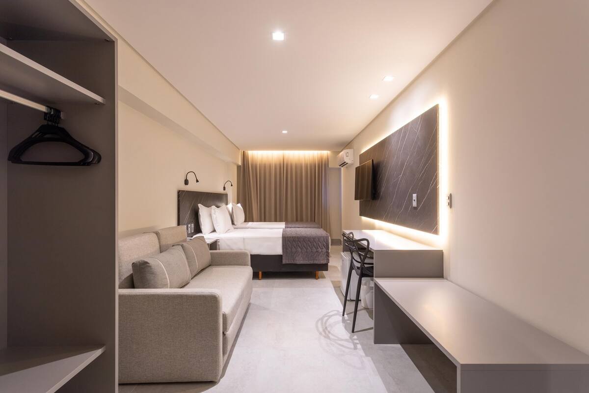 Escritorio, wifi gratis, ropa de cama