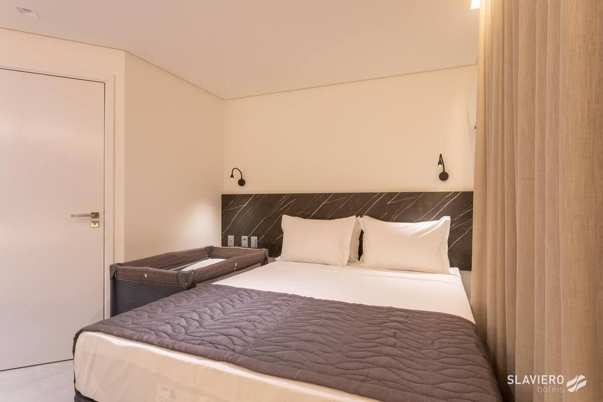 Escritorio, wifi gratis, ropa de cama