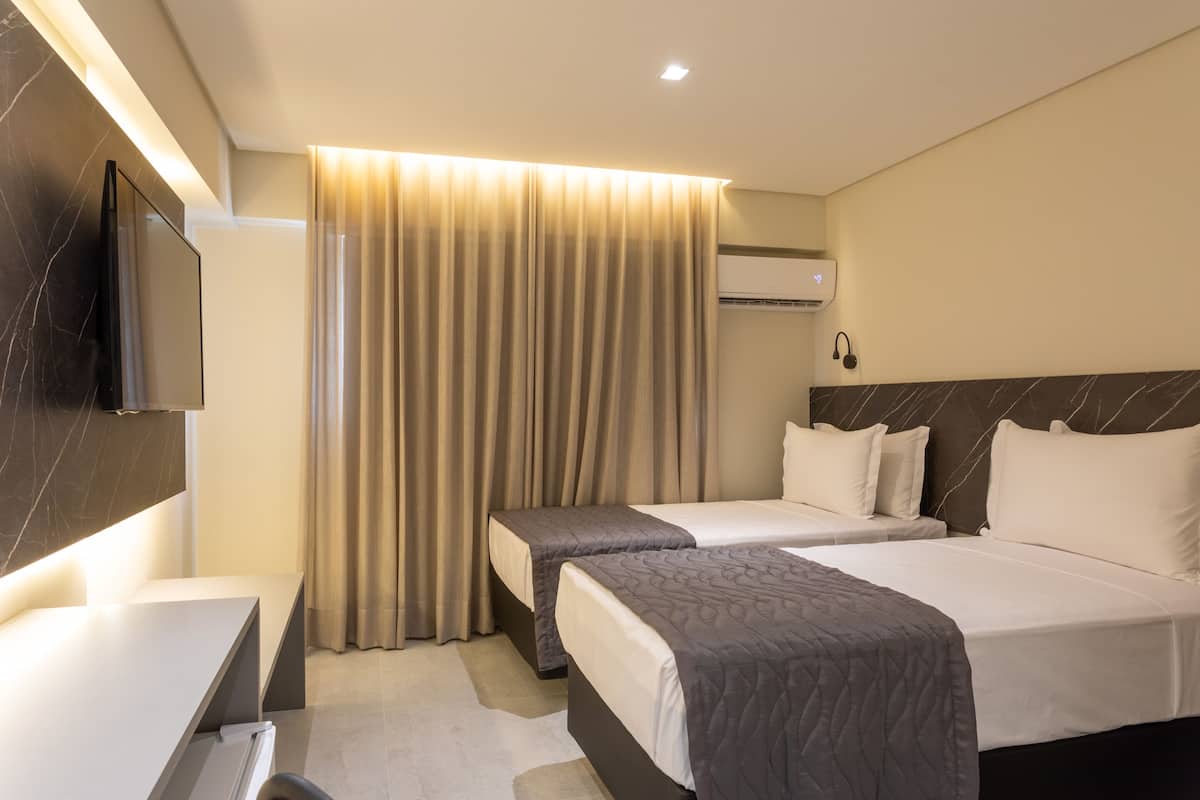 Escritorio, wifi gratis y ropa de cama