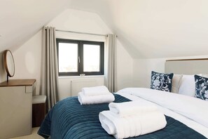 5 Schlafzimmer, Schreibtisch, Bügeleisen/Bügelbrett, WLAN
