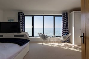 5 bedrooms, desk, iron/ironing board, WiFi