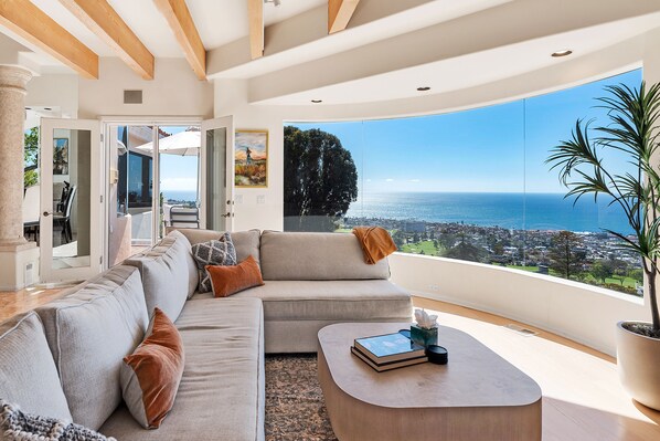 Smart TV, fireplace, DVD player, stereo - Luxe Sunset Villa w/ Oceanview, Pool & Hot Tub, Terrace & Art Studio in La Jolla (La Jolla)