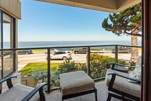 Property grounds - Modern Oceanfront Cove Condo Only Steps from La Jolla Beach (La Jolla)