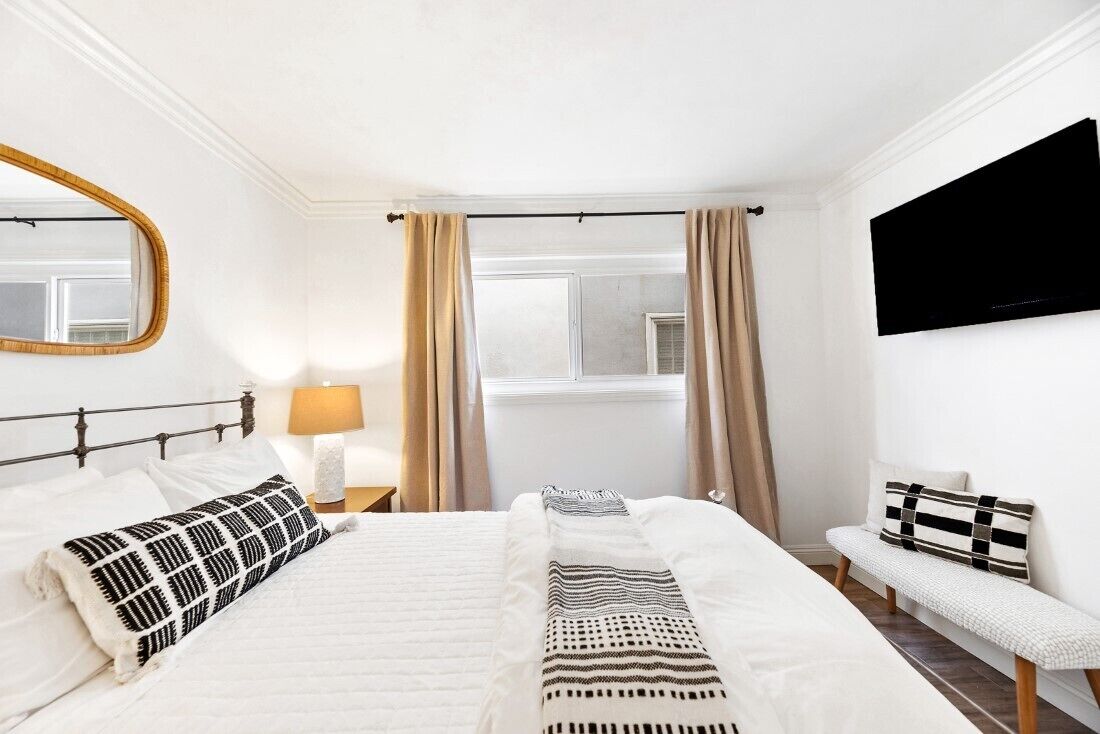 Modern Oceanfront Cove Condo Only Steps from La Jolla Beach, La Jolla