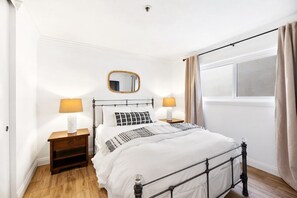 2 عدّة غرف نوم ومكواة/لوح كي وخدمة الإنترنت وملاءات أسرّة