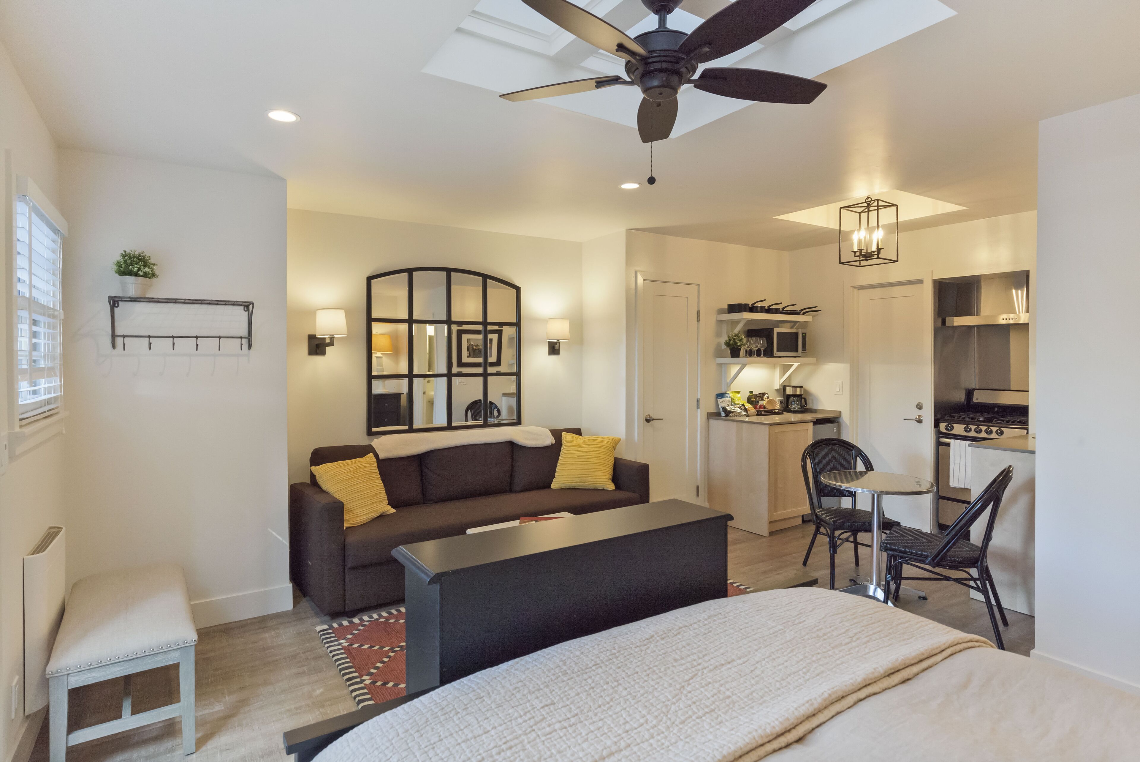 Private studio across the street from the lagoons of Torrey Pines State Beach