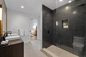 Dusche, Haartrockner, Handtücher