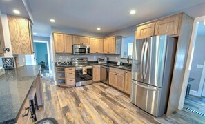 Refrigerador, microondas, horno y parrilla de estufa 