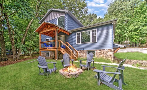 Newly renovated home on the lake!