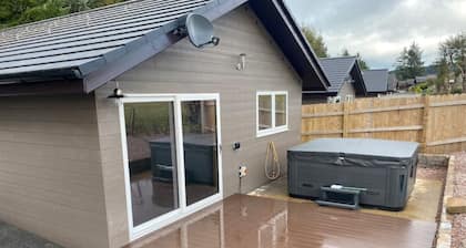 Woodend lodge with 6 seater private hottub