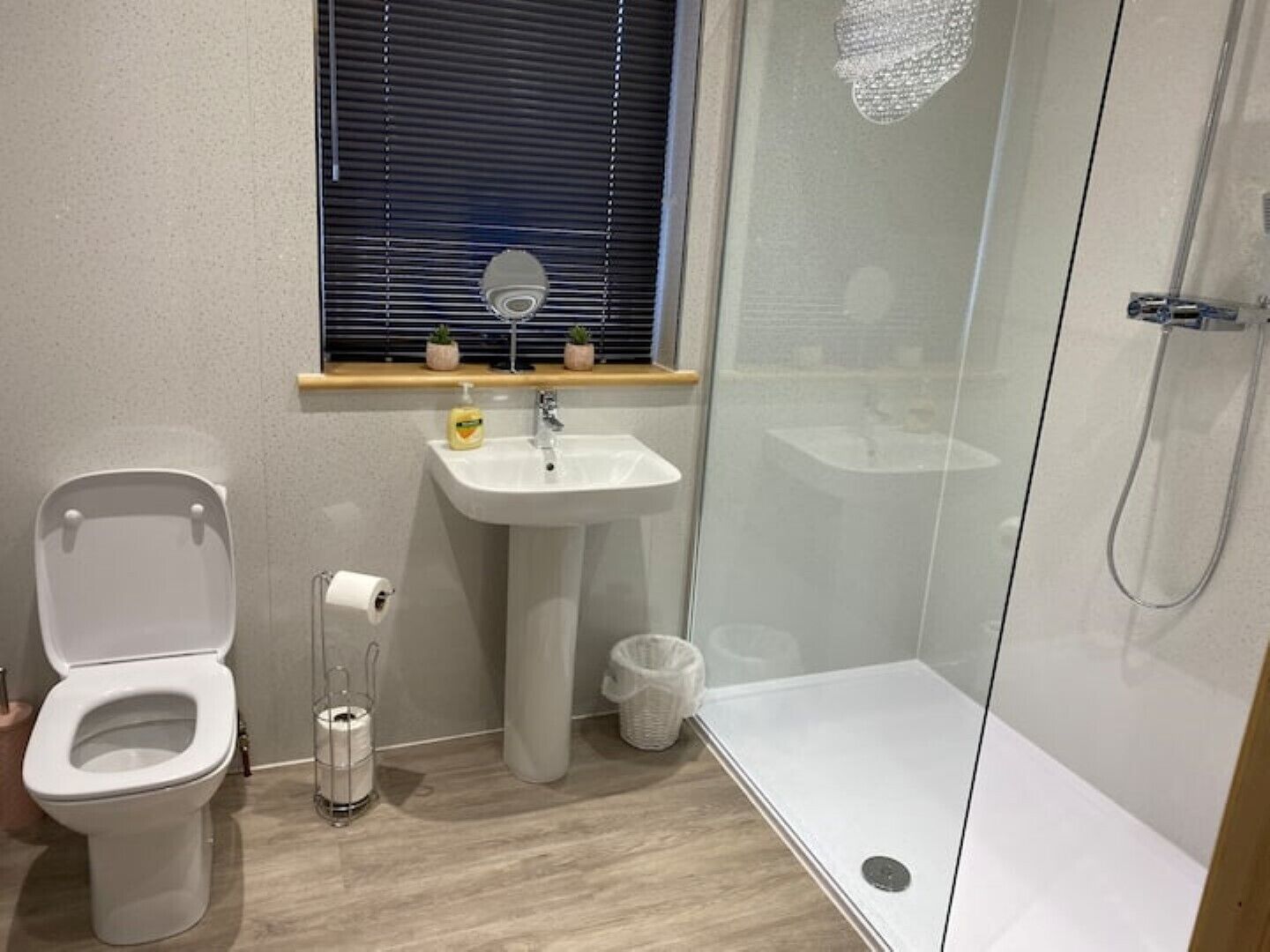 Woodend lodge with 6 seater private hottub