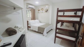 Habitación cuádruple estándar | Wifi gratis y ropa de cama 