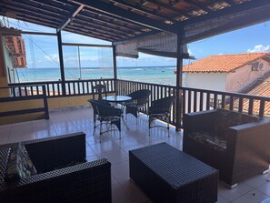 Executive-Vierbettzimmer, Veranda, Strandblick | Terrasse/Patio