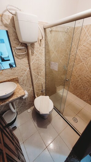 Standard Twin Room | Bathroom | Shower, rainfall showerhead, hair dryer, soap - Pousada e restaurante tia Lita (Cairu)