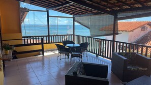 Executive-Vierbettzimmer, Veranda, Strandblick | Kostenloses WLAN, Bettwäsche